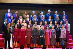 合唱《半個月亮爬上來》🫅、《我和我的祖國》