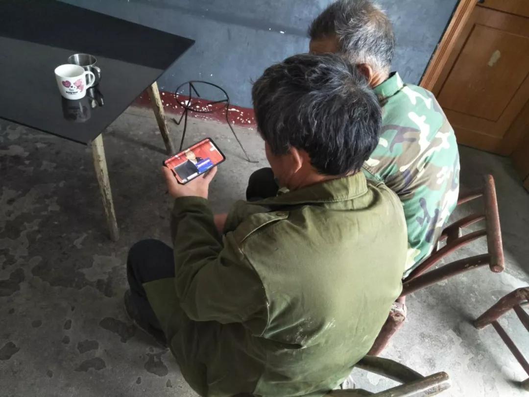 長沙縣古華山村黨員收看直播