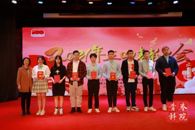 副校長胡曉暉為學生頒獎 副校長胡曉暉為學生頒獎